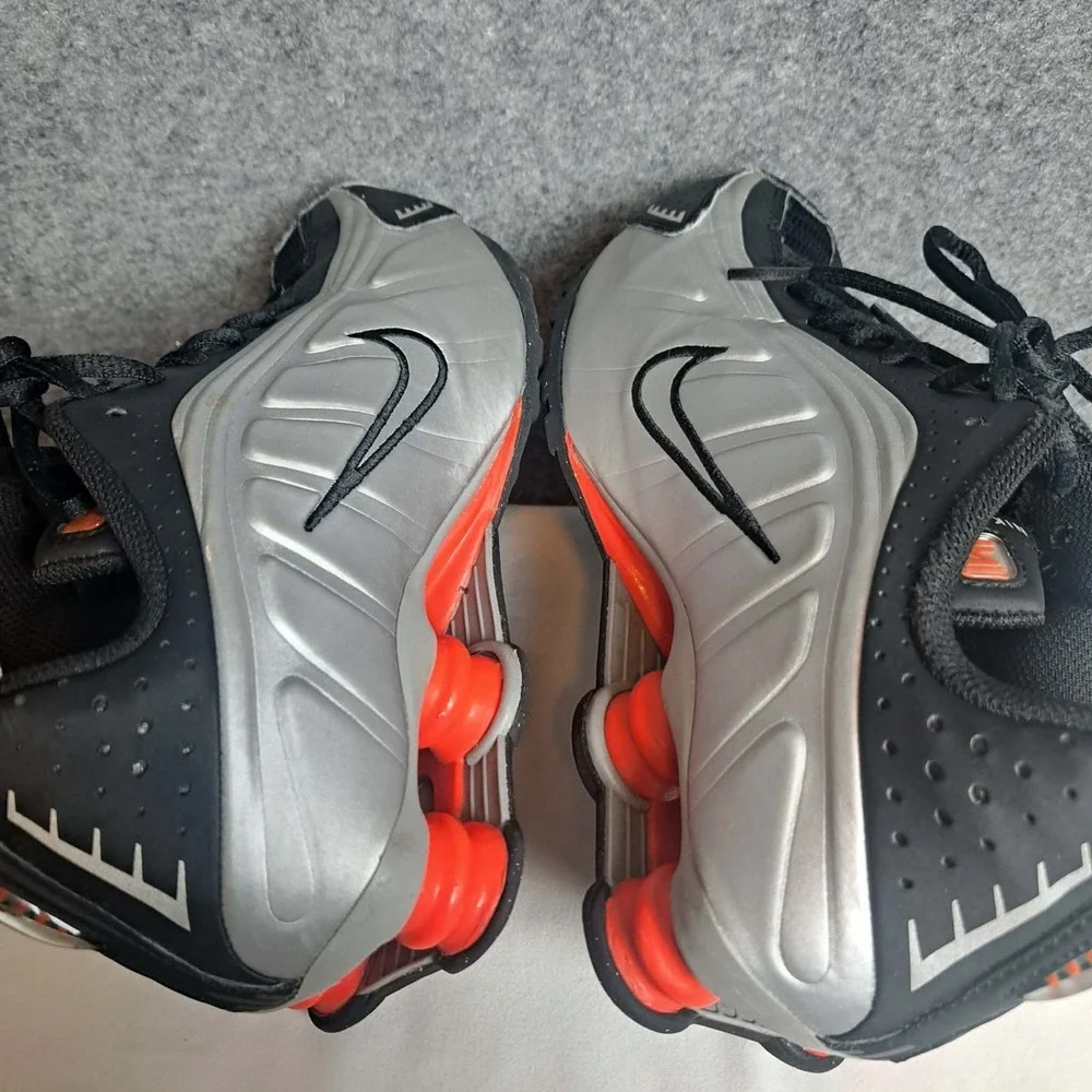 Nike Shox R4 Red Black Metallic Silver Sneakers, Size 5.5Y / 7W BNIB CW2626-005
